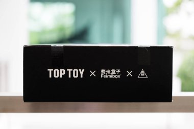 Bangkok, Tayland - 19 Nisan 2025 Toptoy Sharkler Demir İnşaat Blokları 'ndan bir kutu, B-Robo 009, Kits