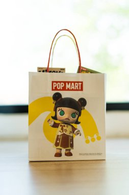 Bangkok, Tayland - 23 Nisan 2025: içinde POP MART ve oyuncaklardan kırmızı saplı beyaz kağıt alışveriş torbası. POP MART, Çin 'in en büyük ve en hızlı büyüyen pop oyuncağı üreticisi..