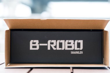 Bangkok, Tayland - 23 Nisan 2025 Toptoy Sharkler Demir İnşaat Blokları, B-Robo 009, Kits setinden bir kutu