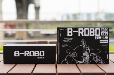 Bangkok, Tayland - 23 Nisan 2025 Toptoy Sharkler Demir İnşaat Blokları, B-Robo 009, Kits setinden bir kutu
