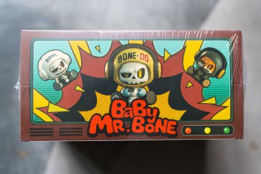 Bangkok, Tayland - 23 Nisan 2025: bir kutu MR.Bone Bebek Kemiği Kör Kutusu. Kapat.