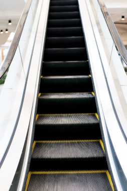 Alışveriş merkezinde modern lüks yürüyen merdiven