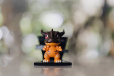 Bangkok, Tayland - 16 Nisan 2025: Greymon, Pop Mart Digimon Macera Maceraları Serisi Figürleri 'nden sanat oyuncağı