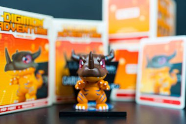 Bangkok, Tayland - 16 Nisan 2025: Greymon, Pop Mart Digimon Macera Maceraları Serisi Figürleri 'nden sanat oyuncağı