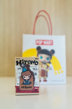 Bangkok, Tayland - 27 Nisan 2025 Pop Mart Hirono Echo Serisi. Buzdolabı Mıknatıslı Şarjör Kör Kutusu ve Kese kağıdı
