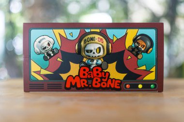 Bangkok, Tayland - 27 Nisan 2025: Bir kutu MR.Bone Bebek Kemiği Kör Kutusu. Kapat.