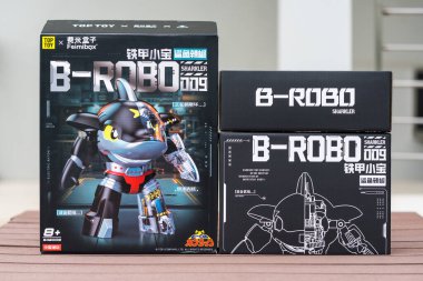 Bangkok, Tayland - 27 Nisan 2025 Toptoy Sharkler Demir İnşaat Blokları 'ndan bir kutu, B-Robo 009, Kits