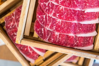 Yakiniku ızgara biftek sukiyaki için özel dilimlenmiş wagyu eti. Nefis mükemmelliğin tadını çıkarıyorum.