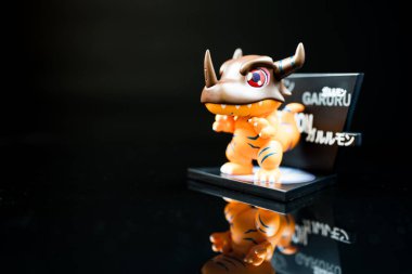 Bangkok, Tayland - 30 Nisan 2025: Greymon, Pop Mart Digimon Macera Maceraları Serisi Figürleri 'nden sanat oyuncağı