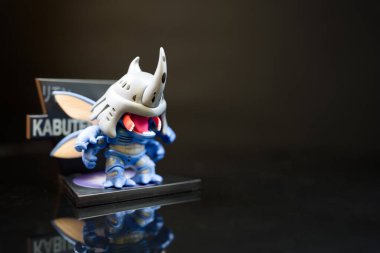 Bangkok, Tayland - 30 Nisan 2025: Siyah arka planda Digimon Adventure Adventure Magnet Serisi Figürleri.