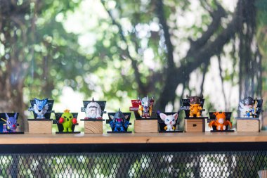 Bangkok, Tayland - 30 Nisan 2025: Pop Mart 'tan Digimon Macera Macerası Mıknatıs Serisi Figürleri, doğaya karşı ahşap masa üzerinde dizilmiş