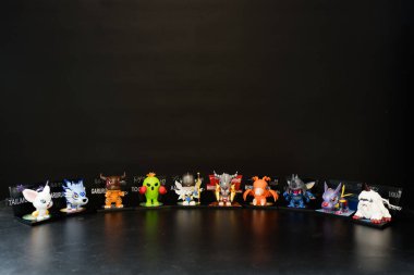 Bangkok, Tayland - 30 Nisan 2025: Siyah arka planda şirin oyuncak Digimon Macera Mıknatısları Serisi Figürleri, pop market mağazası.