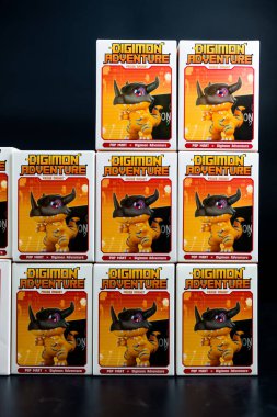 Bangkok, Tayland - 30 Nisan 2025: Portakal kutusu oyuncağı Digimon Macera Macerası Magnet Serisi.