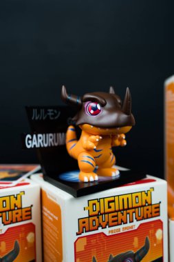 Bangkok, Tayland - 30 Nisan 2025: Greymon, Pop Mart Digimon Macera Maceraları Serisi Figürleri 'nden sanat oyuncağı
