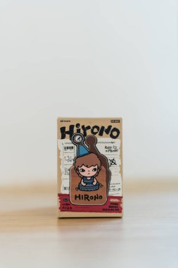 Bangkok, Tayland - 30 Nisan 2025 Pop Mart Hirono Echo Serisi. Buzdolabı Mıknatıslı Klipsi Kör Kutusu masada..