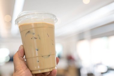 Serinletici bir paket için taze, lezzetli buzlu kahve.