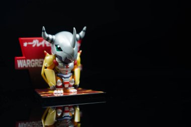 Bangkok, Tayland - 2 Mayıs 2025: Digimon Macera Macerası Mıknatıs Serisi Figürlerinden WarGreymon figürlü oyuncak, Pop Mart mağazası