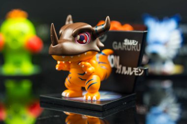 Bangkok, Tayland - 2 Mayıs 2025: Greymon, Pop Mart Digimon Macera Maceraları Serisi Figürleri 'nden sanat oyuncağı