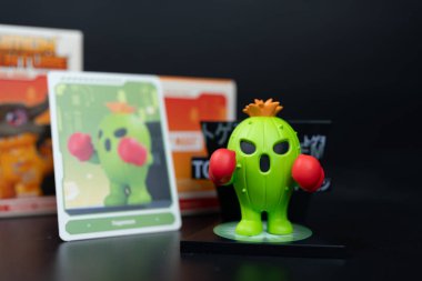 Bangkok, Tayland - 2 Mayıs 2025: Pop Mart mağazasından Togemon 'un Sanat Oyuncağı Digimon Macera Macerası Mıknatısları Serisi Figürleri