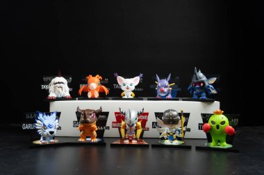 Bangkok, Tayland - 2 Mayıs 2025: Siyah arka planda şirin oyuncak Digimon Macera Mıknatısları Serisi Figürleri, pop market mağazası.