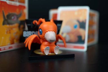 Bangkok, Tayland - 2 Mayıs 2025: Pop Mart mağazasından Birdramon 'un Sanat Oyuncağı Digimon Macera Macerası Mıknatısları Serisi Figürleri