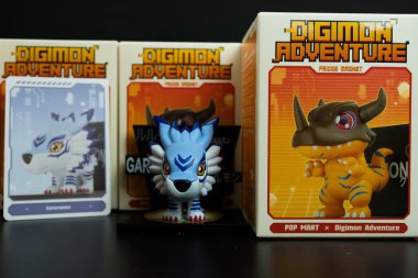 Bangkok, Tayland - 2 Mayıs 2025: Digimon Macera Macerası Mıknatıs Serisi Figürlerinden bir Garurumon oyuncağı, Pop Mart mağazası