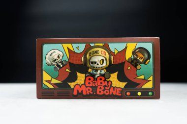 Bangkok, Tayland - 2 Mayıs 2025: Bir kutu MR.Bone Bebek Kemiği Kör Kutusu. Kapat.