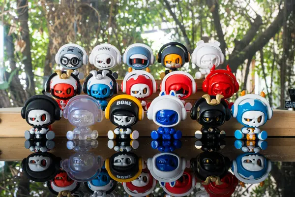 Bangkok, Tayland - 2 Mayıs 2025: Bir dizi figür MRON Bebek Kemiği Serisi Kör Kutusu, kör kutu koleksiyonu yapılabilir şirin oyuncaklar