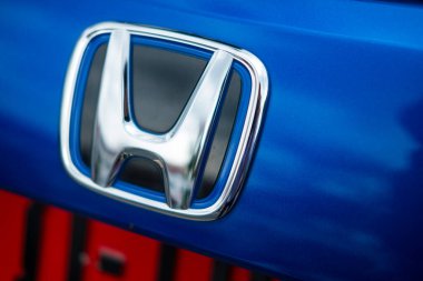 Bangkok, Tayland - 2 Mayıs 2025 Honda şehir hatchback mavi hibrit model logosu