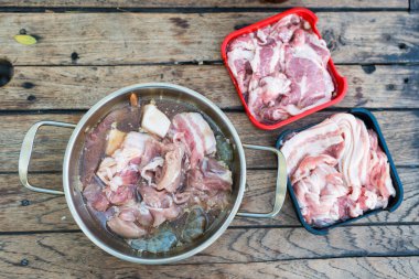 Çiğ terbiye edilmiş domuz eti, domuz eti ve Tayland usulü ızgara sıcak tencere için terbiye edilmiş taze karides veya Moo Krata adında Tayland yemeği.