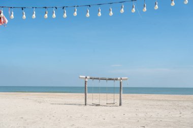 Sahilde odun salıncak. Yaz tatili konsepti. Lüks romantik seyahat