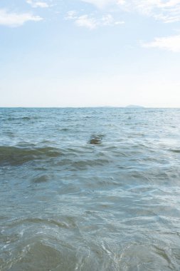 Güneşli bir günde dalgalar. Bangsaen 'den, Chonburi' den, Tayland 'dan.
