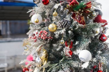 Oyuncak ve çeşitli dekorasyonlarla süslenmiş Noel ağacı. Tatil için hazırlık. Yeni yıl. Noel.