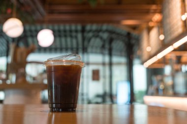Şeffaf kahve bardağında buzla dolu buzlu Americano. Plastik kahve bardağı.