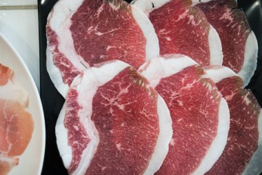 Güveç için ince dilimlenmiş taze et. Üst görünüm