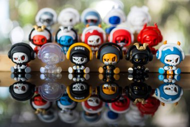 Bangkok, Tayland - 6 Mayıs 2025: Bir dizi figür MRON Bebek Kemiği Serisi Kör Kutusu, kör kutu toplanabilir sevimli oyuncaklar