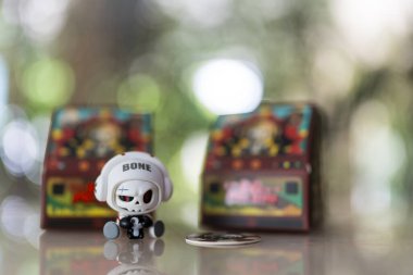 Bangkok, Tayland - 6 Mayıs 2025 MR 'ın sevimli figürleri Bebek Kemiği Serisi Kör Kutusu, kör kutu koleksiyon yapılabilir şirin oyuncaklar