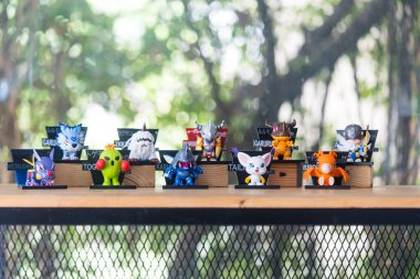 Bangkok, Tayland - 6 Mayıs 2025: Pop Mart 'tan Digimon Macera Macerası Mıknatıs Serisi Figürleri, doğaya karşı ahşap masa üzerinde dizilmiş