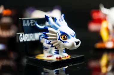 Bangkok, Tayland - 6 Mayıs 2025: Digimon Macera Macerası Mıknatıs Serisi Figürlerinden bir Garurumon oyuncağı, Pop Mart mağazası