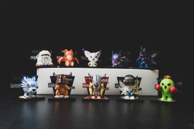 Bangkok, Tayland - 6 Mayıs 2025: Siyah arka planda şirin oyuncak Digimon Macera Mıknatısları Serisi Figürleri, pop market mağazası.