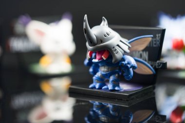 Bangkok, Tayland - 6 Mayıs 2025: Siyah arka planda Digimon Macera Buzdolabı Mıknatısı Serisi Figürleri.