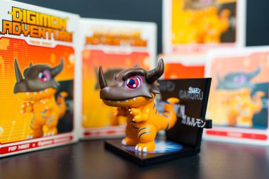 Bangkok, Tayland - 6 Mayıs 2025: Greymon, Pop Mart Digimon Macera Maceraları Serisi Figürleri 'nden sanat oyuncağı