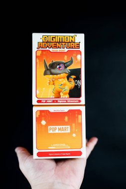 Bangkok, Tayland - 6 Mayıs 2025: Elinde oyuncak Digimon Macera Dolapları Serisi figürleri, siyah arka planda pop market.