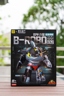 Bangkok, Tayland - 6 Mayıs 2025 Toptoy Sharkler Demir İnşaat Blokları, B-Robo 009, Kits setinden bir kutu