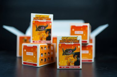 Bangkok, Tayland - 6 Mayıs 2025: Kutu oyuncağı Digimon macera buzdolabı mıknatıs serisi figürleri.