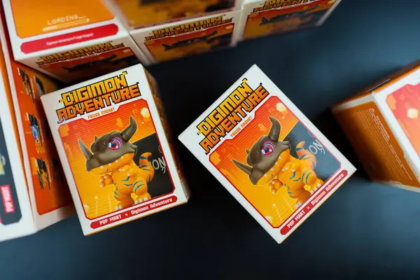 Bangkok, Tayland - 6 Mayıs 2025: Portakal kutusu oyuncağı Digimon Macera Dolapları Serisi Oyuncuları.