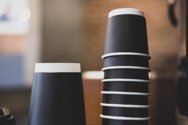 İçecekler için siyah kağıt bardaklar, kahve için tek kullanımlık eşyalar. Kahve servisi..