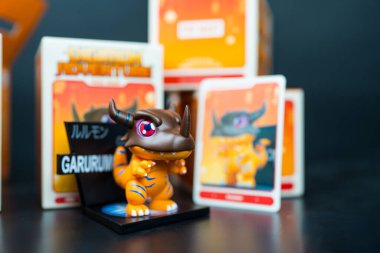 Bangkok, Tayland - 12 Mayıs 2025: Greymon, Pop Mart Digimon Macera Maceraları Serisi Figürleri 'nden sanat oyuncağı