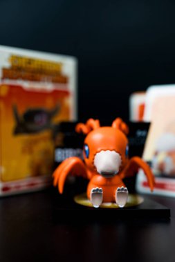 Bangkok, Tayland - 12 Mayıs 2025: Pop Mart mağazasından Birdramon 'un Sanat Oyuncağı Digimon Macera Macerası Mıknatısları Serisi Figürleri