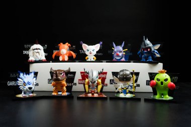 Bangkok, Tayland - 12 Mayıs 2025: Siyah arka planda şirin oyuncak Digimon Macera Mıknatısları Serisi Figürleri, pop market mağazası.